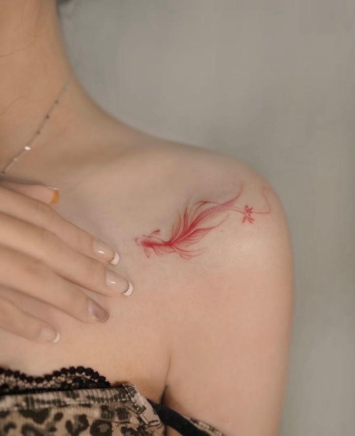 hình xăm cá chép ở vai cho nữ