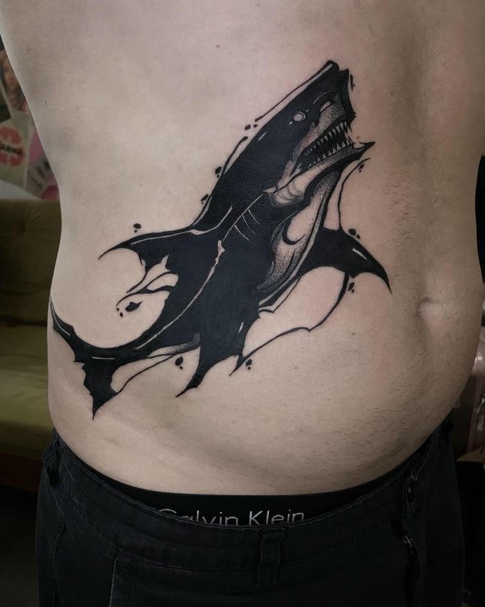 hình xăm cá mập ở cổ tay nam