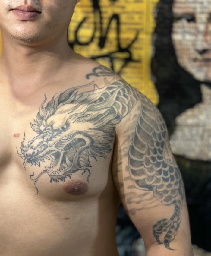 hình xăm đầu rồng đẹp ở bắp tay nam