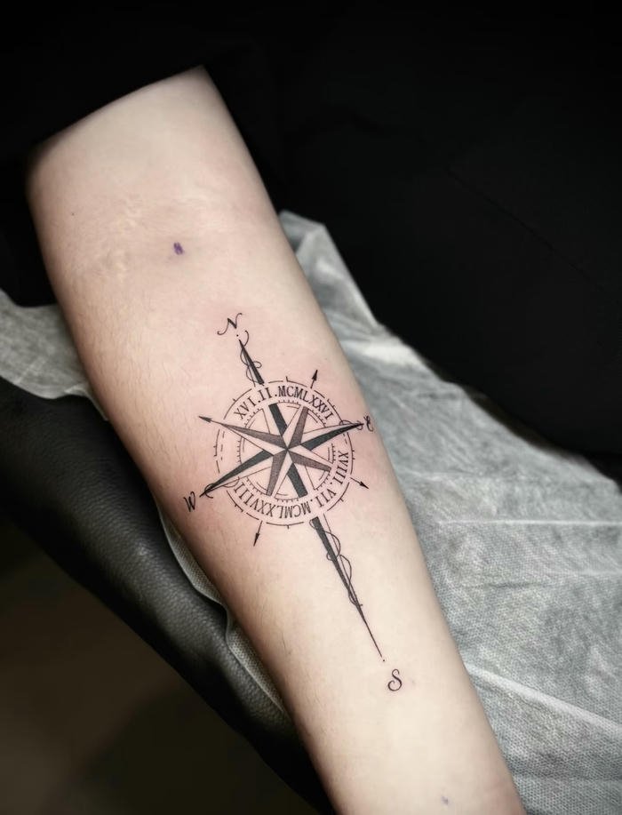 hình xăm la bàn nam phá cách độc đáo