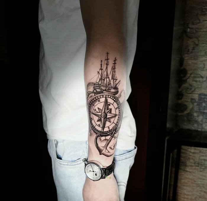hình xăm la bàn nam phong cách cổ điển