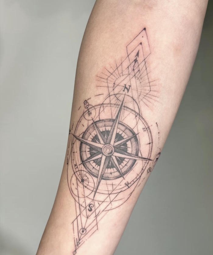 hình xăm la bàn nam phong cách tối giản