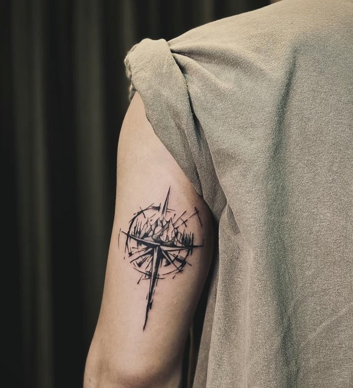 hình xăm la bàn nam tượng trưng cho hành trình