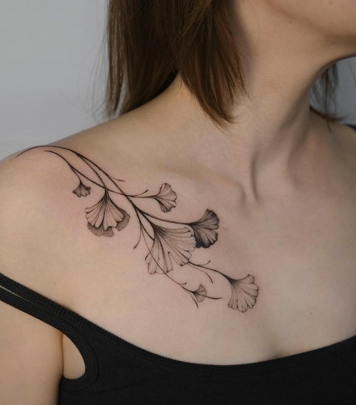 hình xăm lá cây trên vai nữ