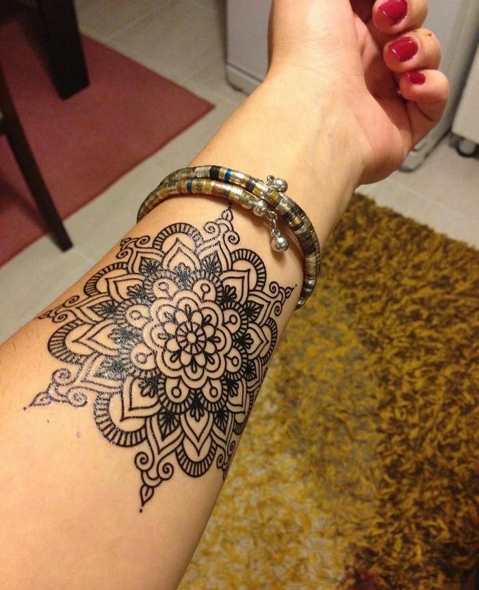 hình xăm mandala đen trắng nữ