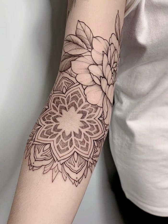 hình xăm mandala kết hợp hoa