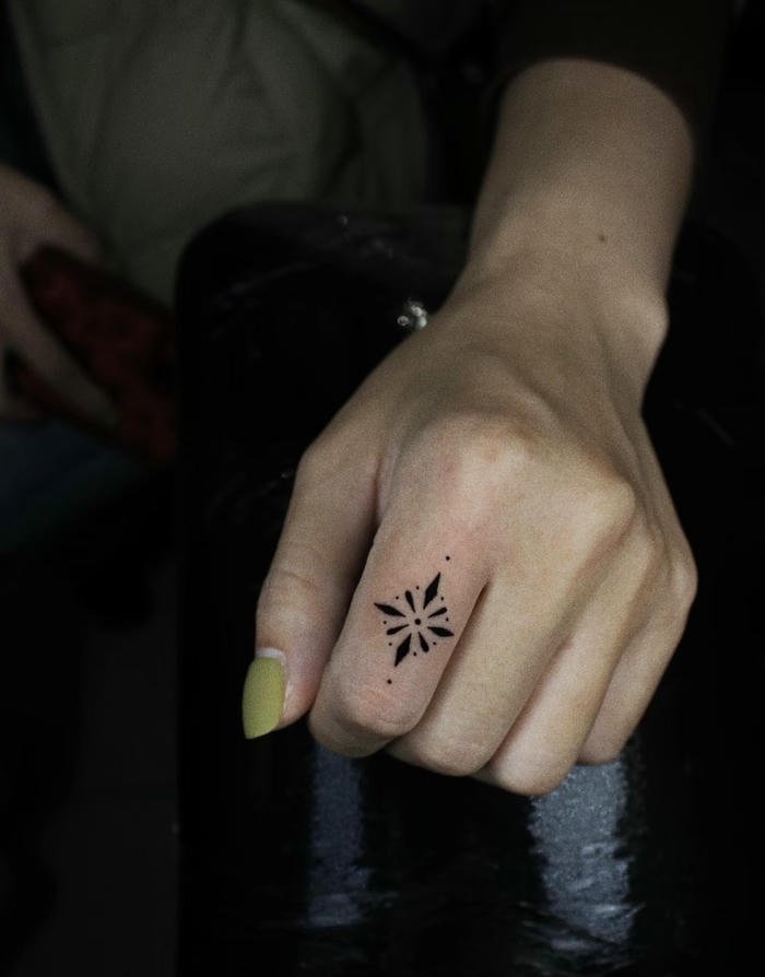 hình xăm mandala ở ngón tay