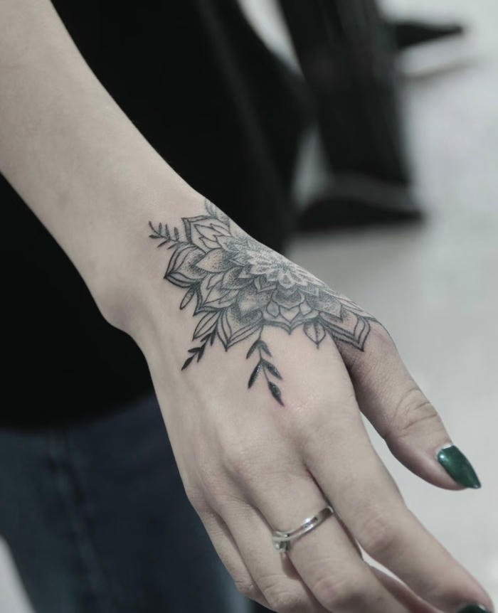 hình xăm mandala ở tay cho nữ