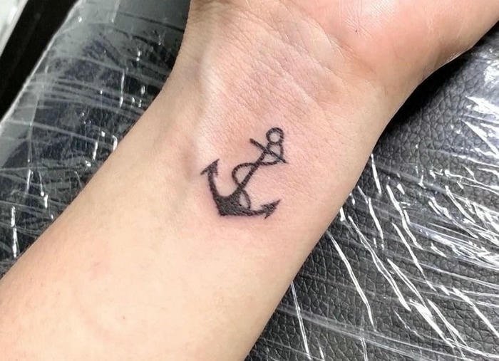 hình xăm mỏ neo mini nữ