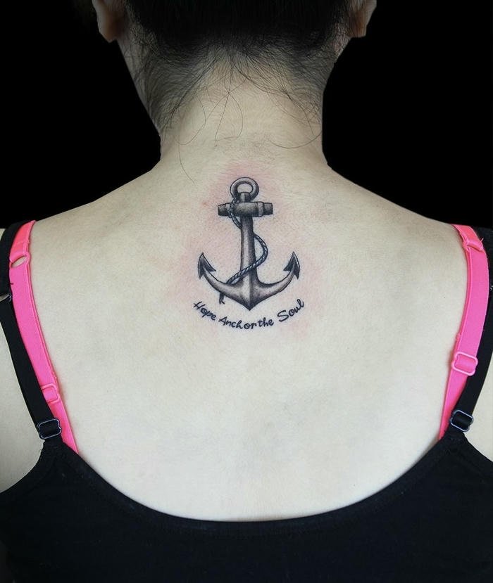 hình xăm mỏ neo sau gáy nữ