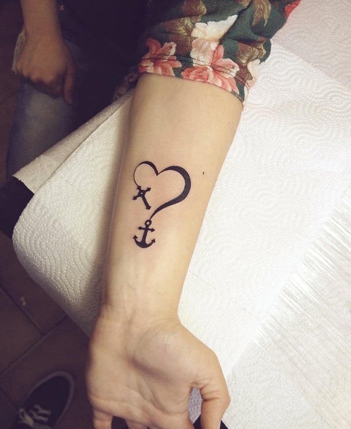 hình xăm mỏ neo và tim nữ