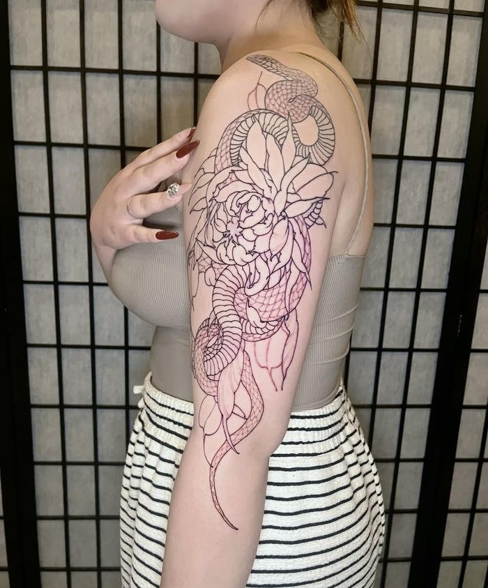 hình xăm răn ở bắp tay nữ