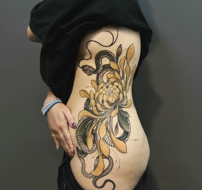 hình xăm rắn ở eo nữ