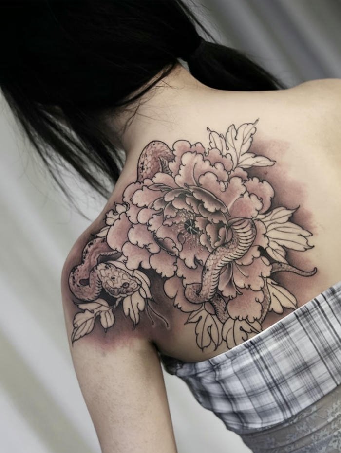 hình xăm rắn ở lưng nữ