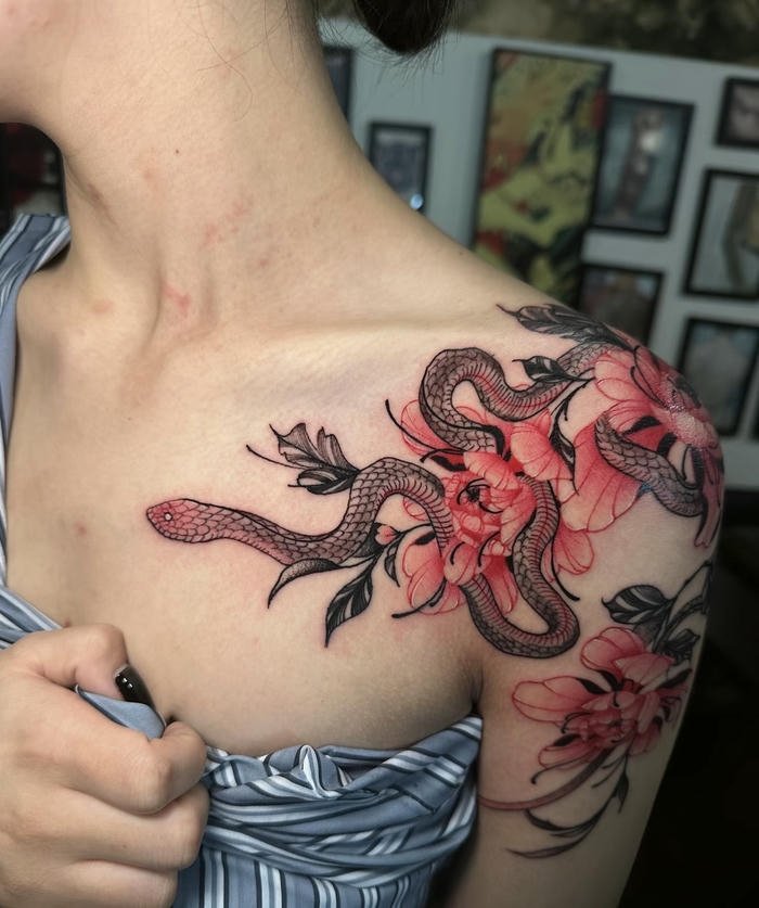 hình xăm răn ở vai nữ