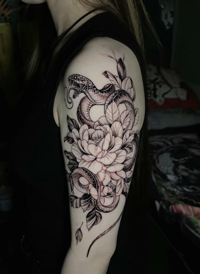 hình xăm rắn và hoa đẹp cho nữ