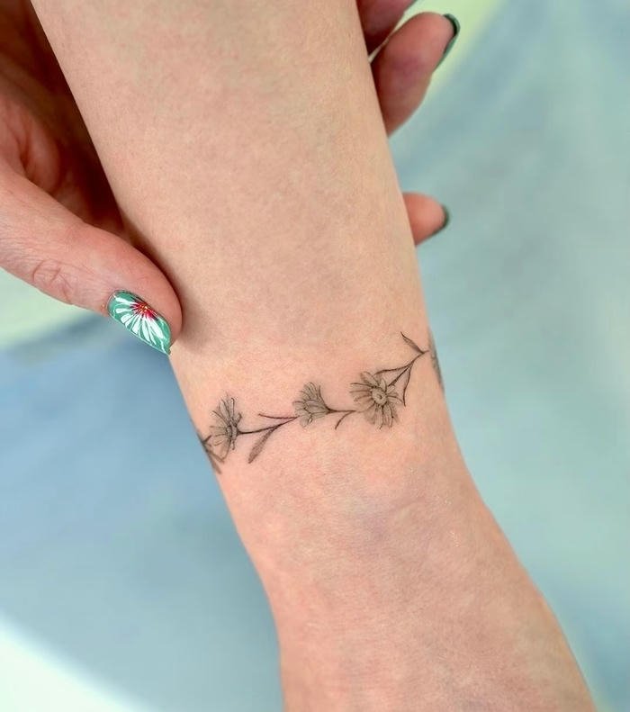 hình xăm vòng tay đeo cổ tay nữ