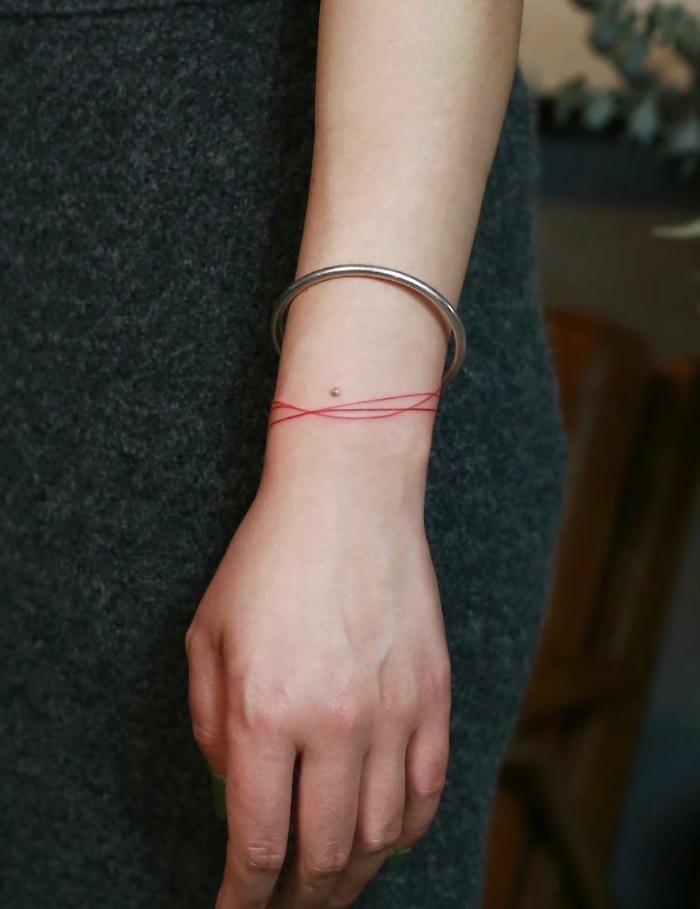 hình xăm vòng tay đơn giản cho nữ