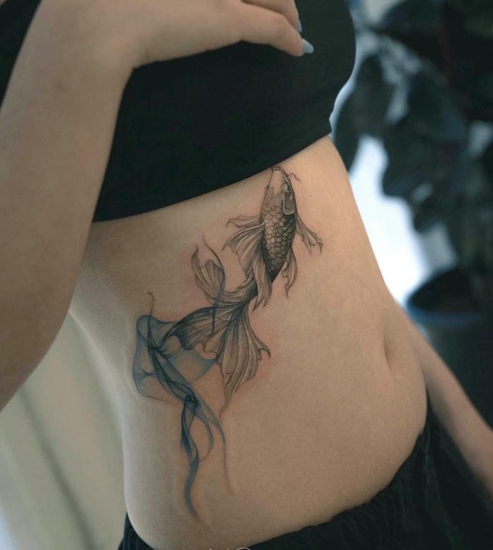 mẫu tattoo cá chép ở eo nữ