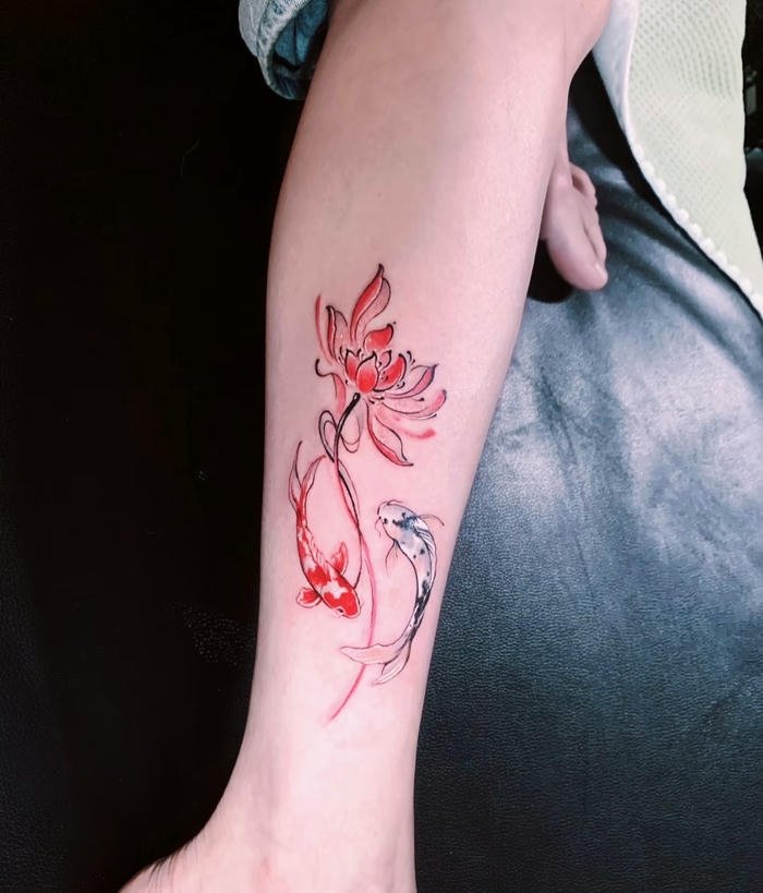mẫu tattoo cá chép và hoa cho nữ