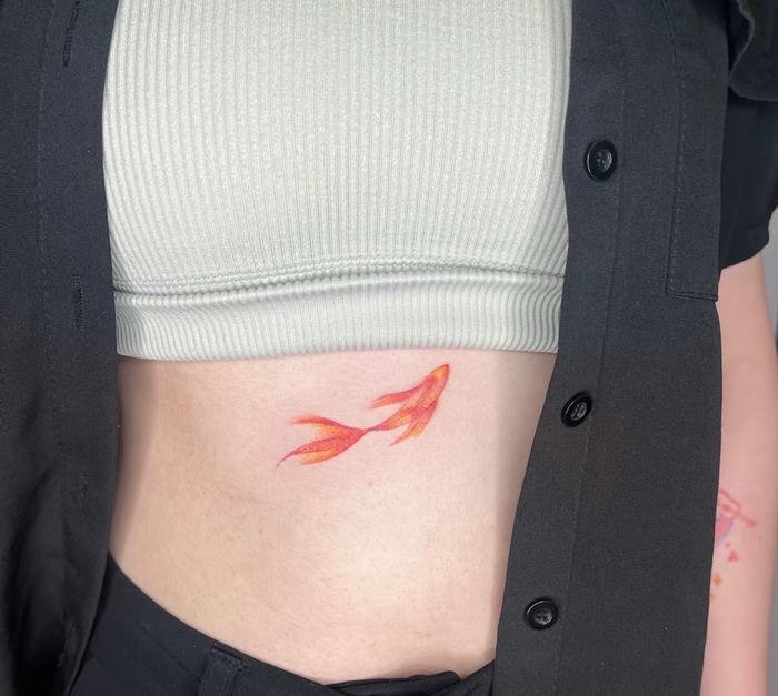 mẫu xăm cá chép ở nữ