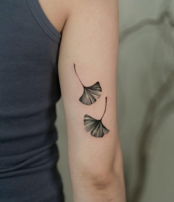 những hình xăm lá cây đen trắng