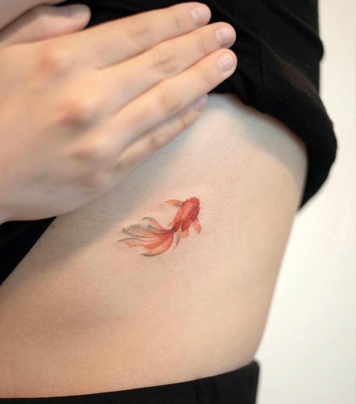 tattoo cá chép nhỏ đẹp cho nữ