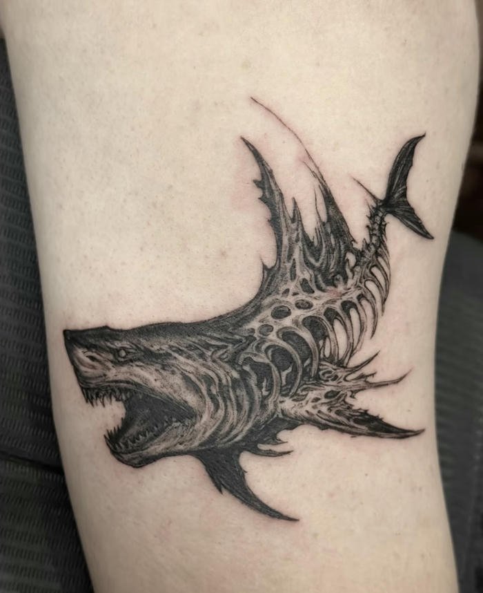 tattoo cá mập đơn giản nam