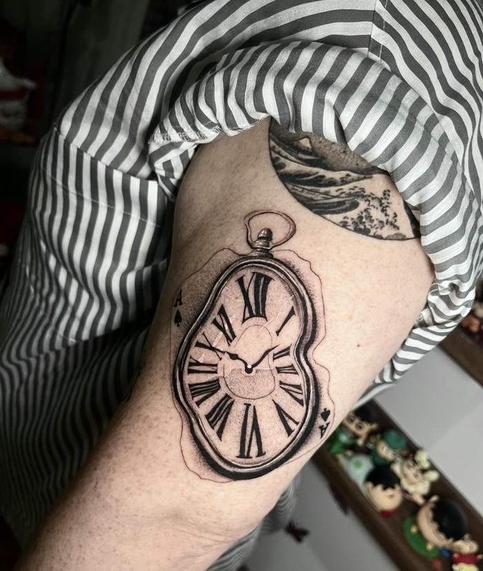 tattoo đồng hồ nam tượng trưng cho thời gian