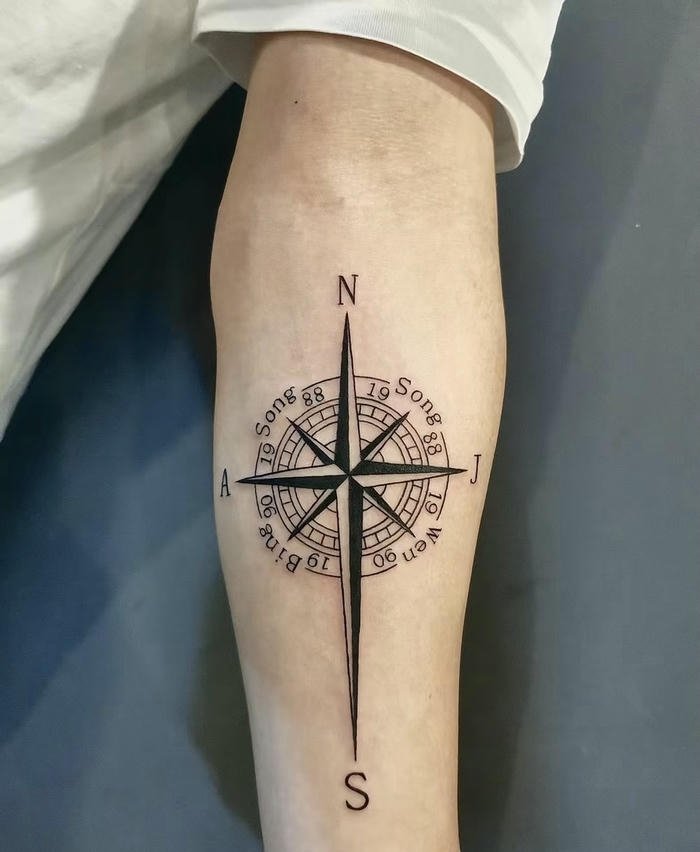 tattoo la bàn nam biểu trưng cho định hướng sống