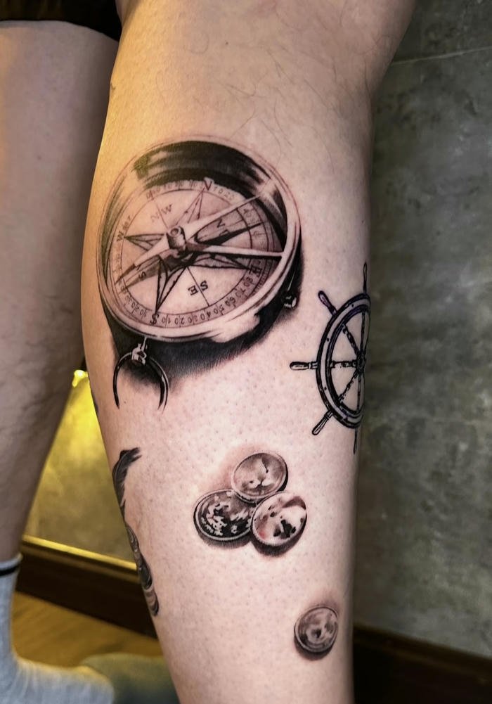 tattoo la bàn nam thể hiện khát vọng tự do