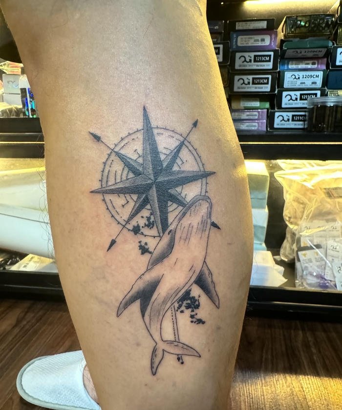 tattoo la bàn nam thể hiện tinh thần khám phá