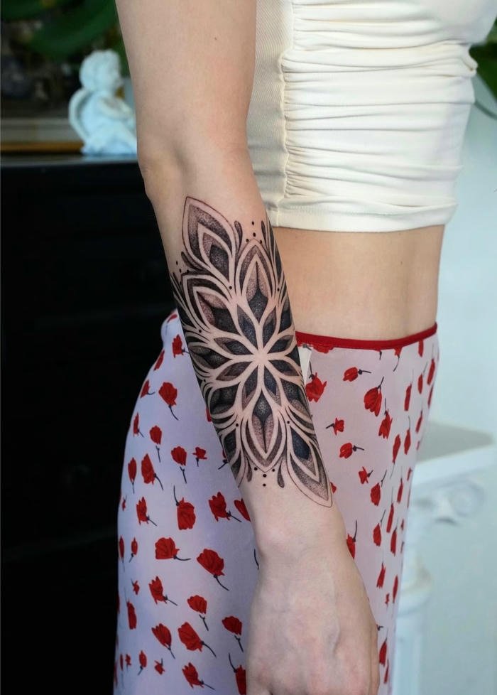 tattoo mandala đen trắng