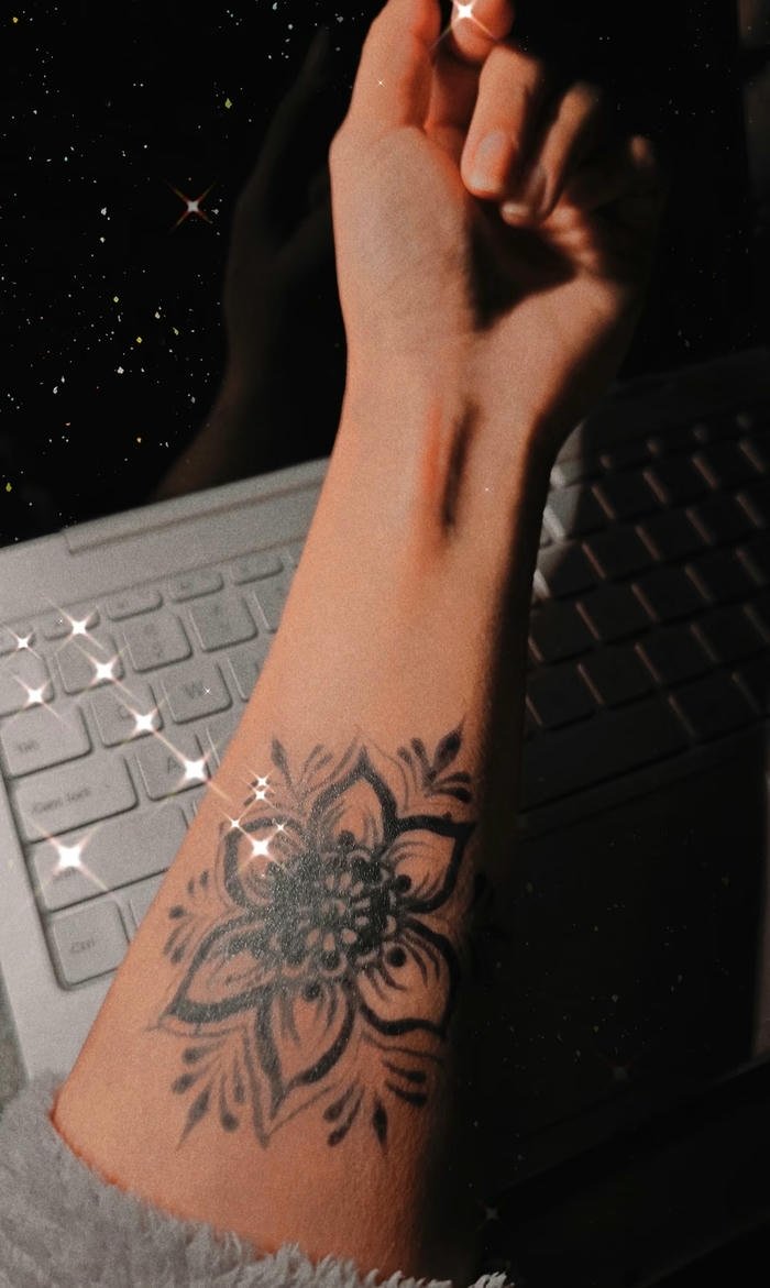 tattoo mandala ở tay nữ