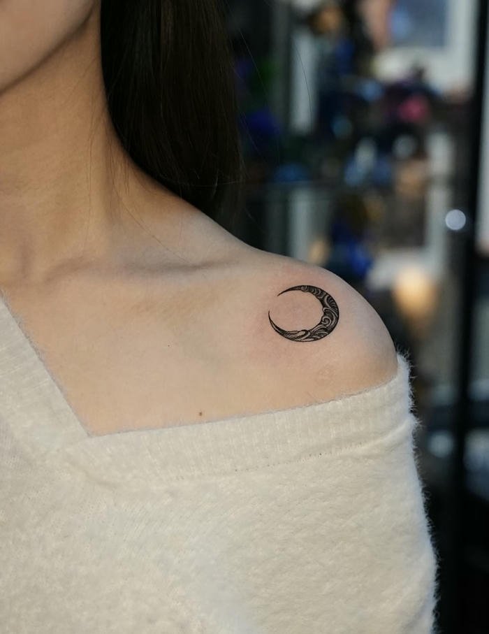 tattoo mặt trăng đen trắng