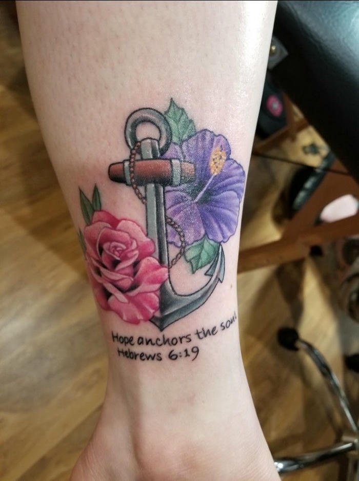 tattoo mỏ neo ở cổ chân nữ