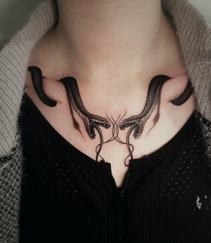 tattoo rắn ở cổ nữ