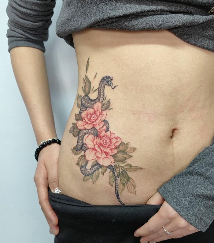 tattoo rắn ở trên eo nữ