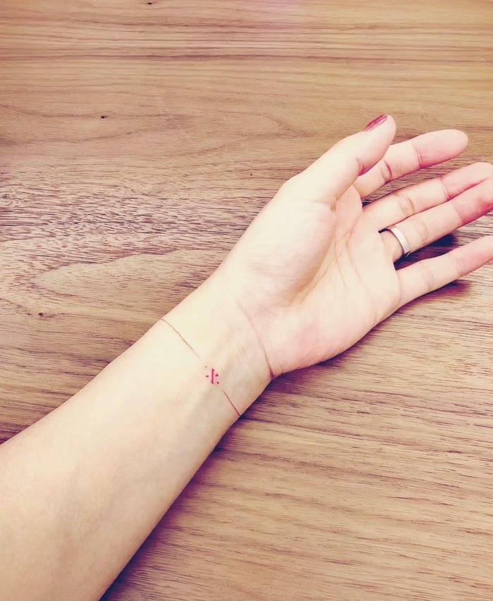 tattoo vòng tay nhỏ gọn nữ