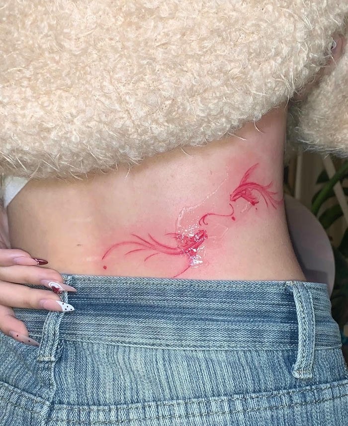 xăm hình cá chép ở eo nữ