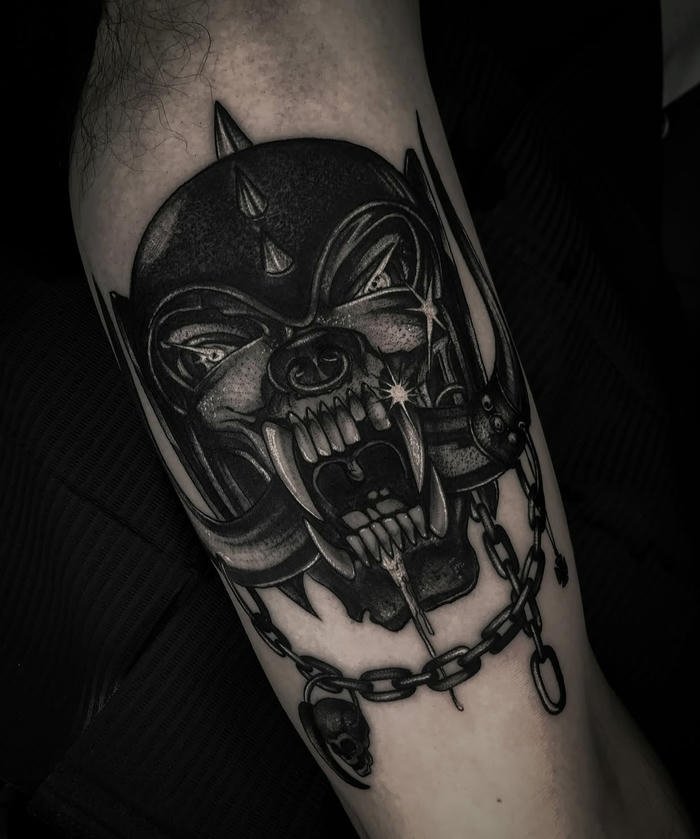 xăm kim loại nam mang phong thái hiện đại